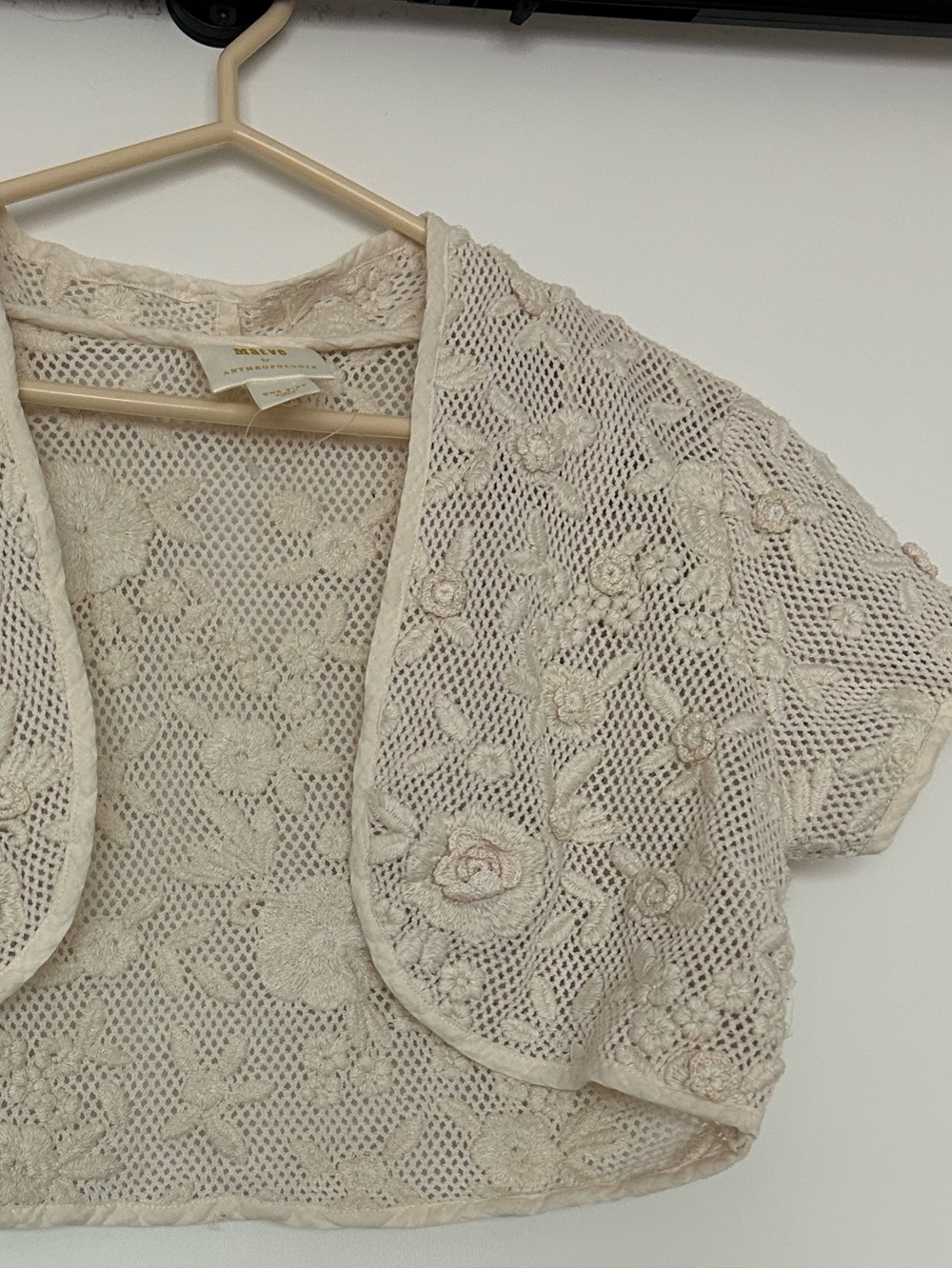 Maeve Anthropologie cream color crochet floral rosette cardigan shrug one size - Picture 4 of 11